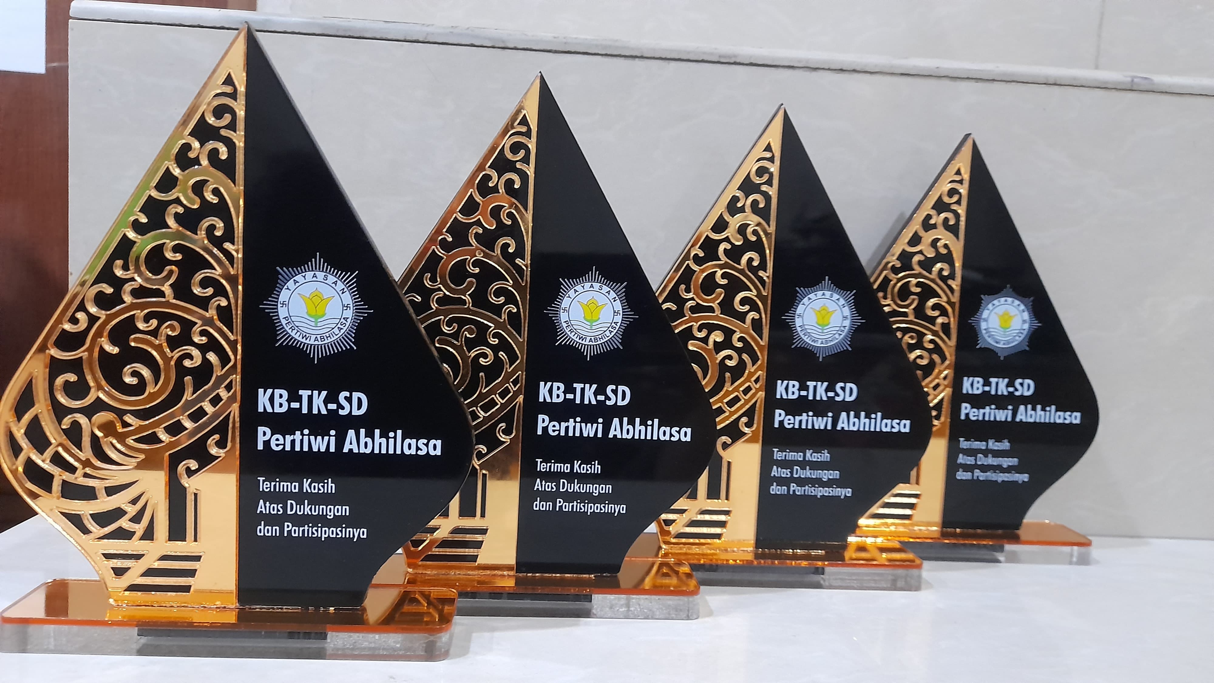 Plakat Akrilik Ketebalan 10mm detail